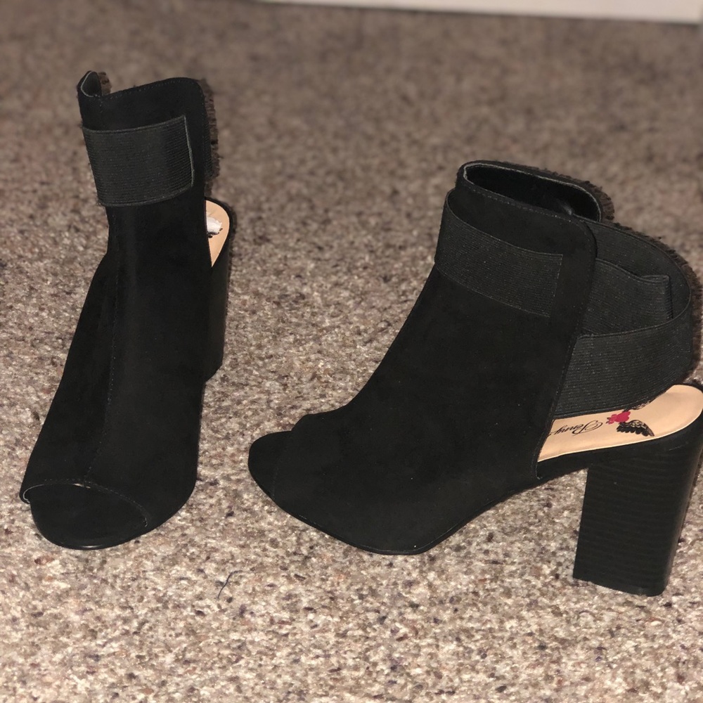 New never worn, black booties 7.5